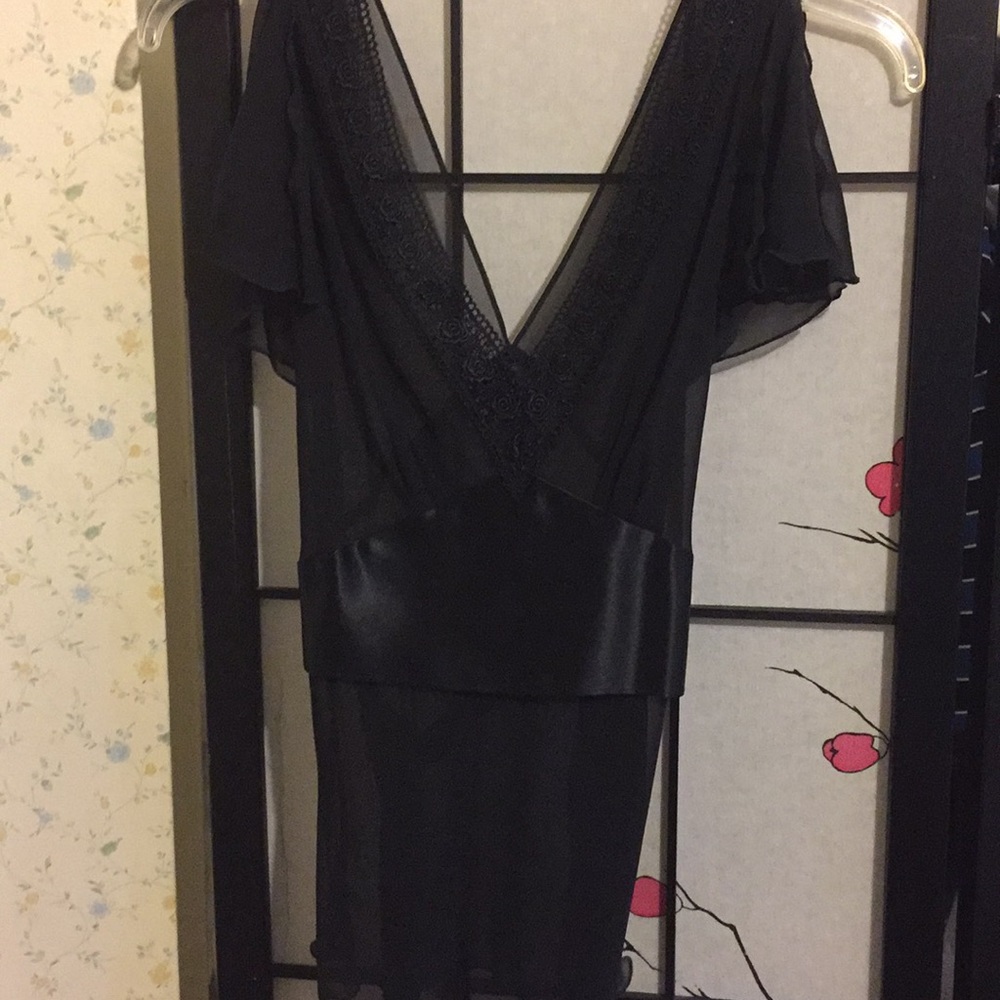 Romantic black express top